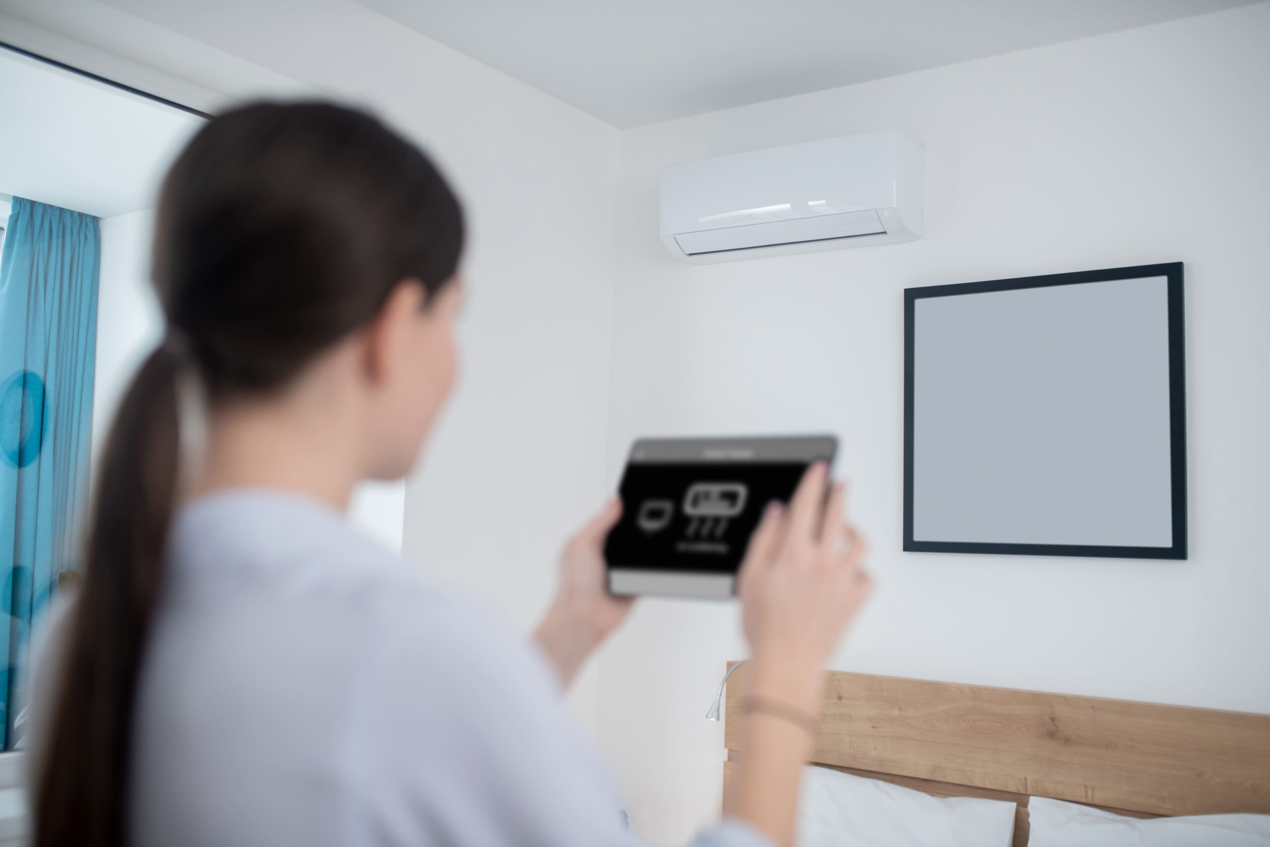 técnico calculando potência ideal de ar-condicionado para ambiente